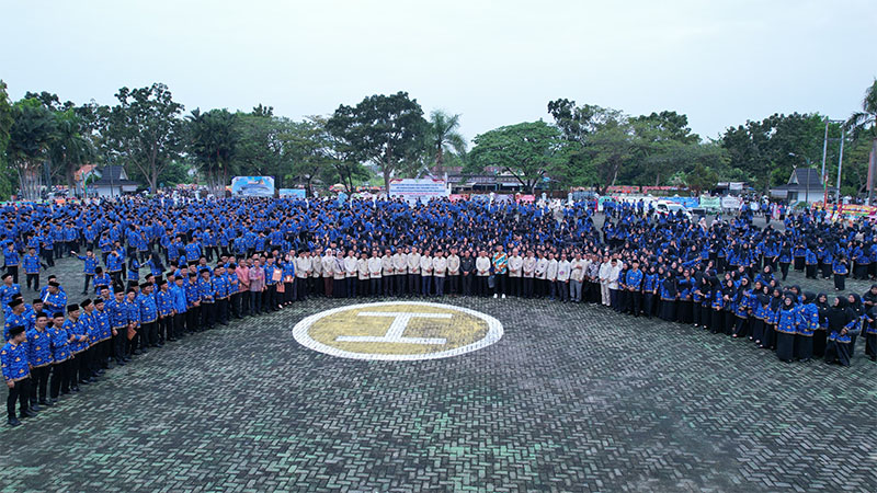 Bupati Asmar bersama jajaran dan PPPK Paruh Waktu yang dilantik foto bersama di halaman Kantor Bupati Jalan Dorak Selatpanjang, Kamis (11/12/2025).