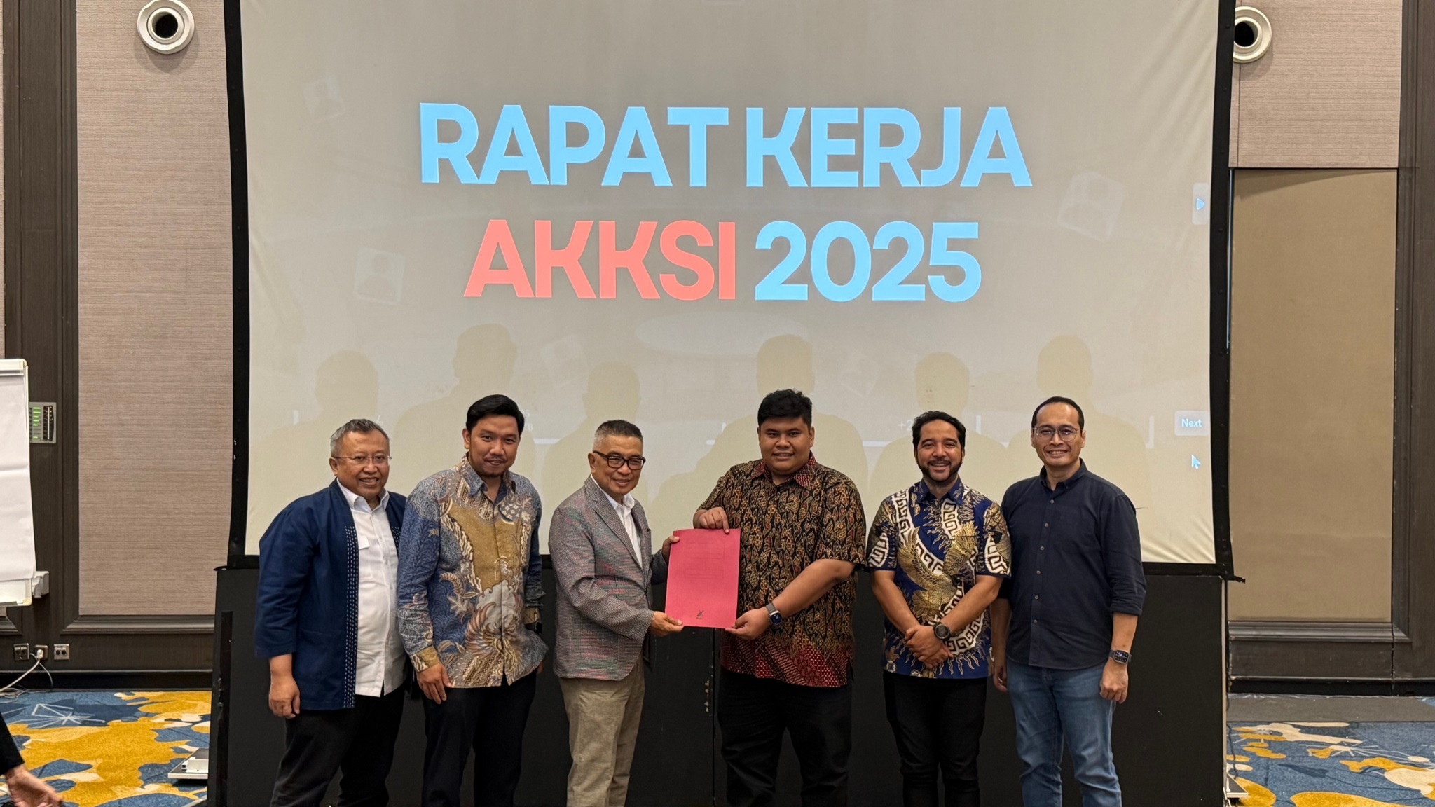 Ketua AKKSI Helmi Yahya menyerahkan SK Ketua DPW AKKSI Riau Andesma Candra usai dilantik di Hotel Vertu Harmoni, Jakarta, Senin (8/12/2025).