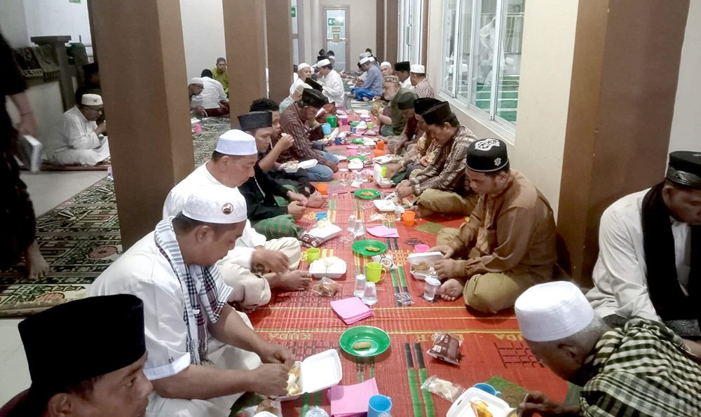 Jemaah Masjid Masyithah makan bersama usai pengajian subuh setiap Sabtu.