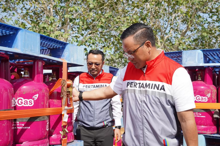 Direktur Utama Pertamina Simon Aloysius Mantiri didampingi Direktur Utama Pertamina Patra Niaga Mars Ega Legowo Putra.