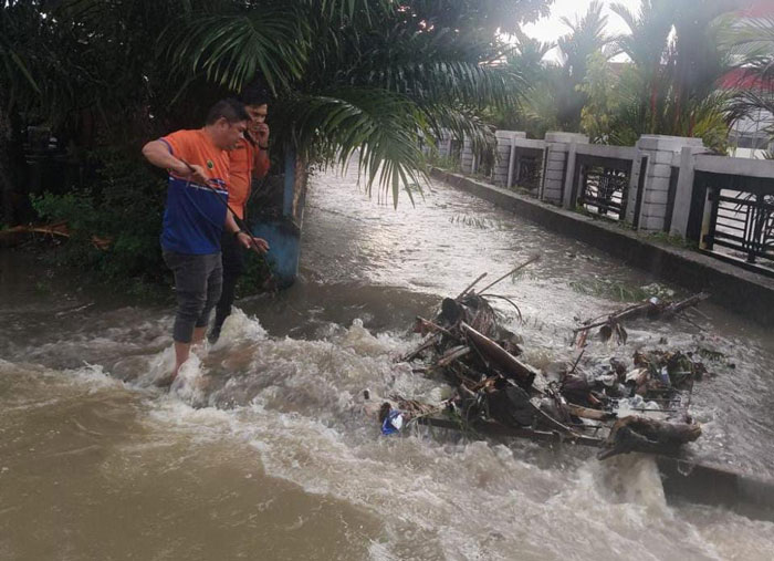 Tim TRC BPBD Kampar memantau lokasi banjir di Jalan Datuk Tabano Kota Bangkinang, Kamis sore (11/12/2025).