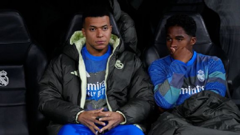Kylian Mbapp&eacute; tetap berada di bangku cadangan sepanjang kekalahan Real Madrid dari Manchester City.