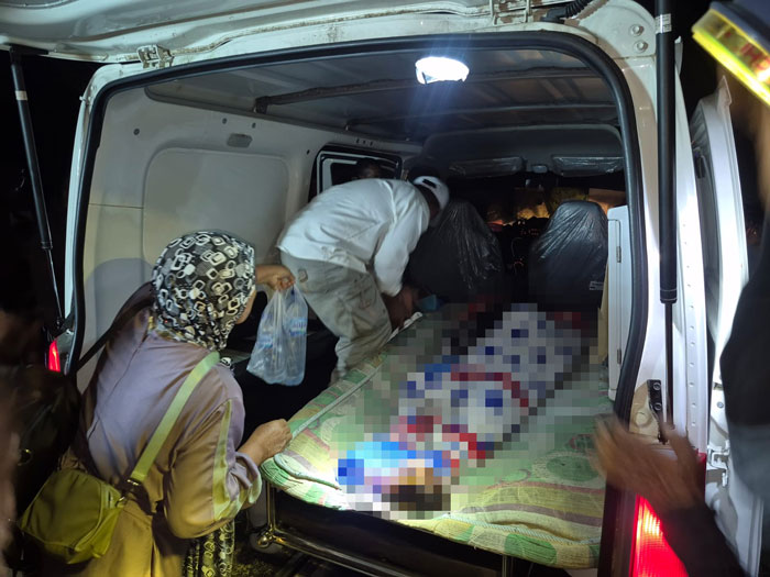 Kondisi korban yang tewas diserang buaya, saat dievakuasi pihak medis, di wilayah kepenghuluan Labuhan Papan Kecamatan Tanah Putih Tanjung Melawan (TPTM), Rabu (10/12/2025) malam.