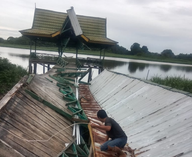 Kondisi Dermaga Desa Rangsang yang sangat memprihatinkan, namun tak kunjung dilakukan oleh Pemkab Pelalawan sehingga sangat dikeluhkan masyarakat setempat, Kamis (11/12/2025).