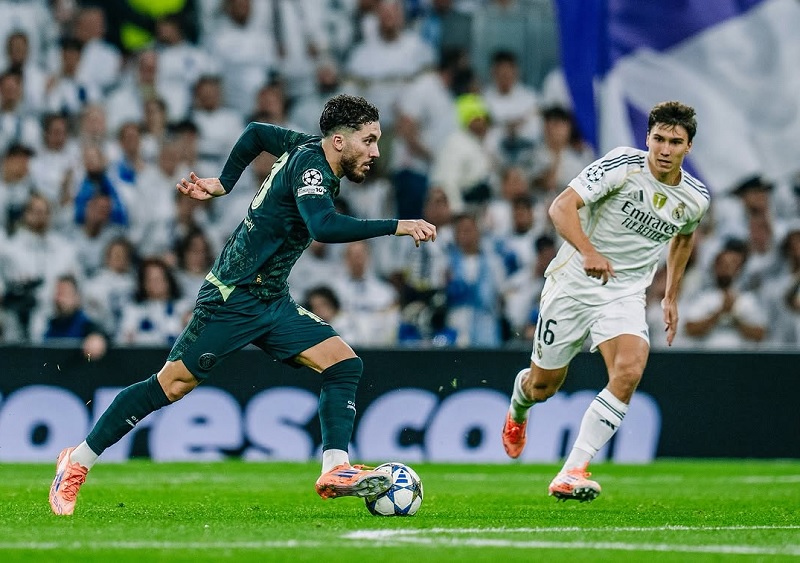 Penyerang Real Madrid Fran Garcia (kanan) mencoba mengadang gelandang Manchester City Rayan Cheki  dalam lanjutan Liga Champions di Santiago Bernabeu, Kamis (11/12/2025) dini hari WIB