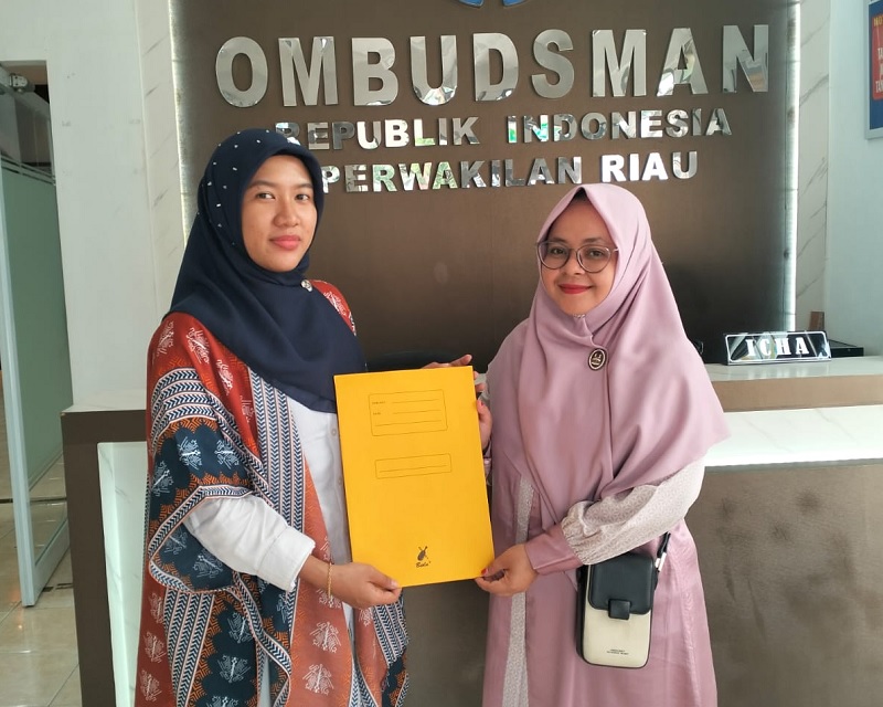 Helda (kanan), guru honorer melapor ke Ombudsman RI Perwakilan Riau, Senin (1/12/2025) lalu.