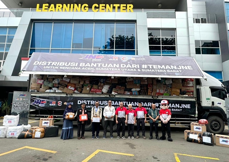 Penyerahan simbolis bantuan dari #TemanJNE kepada perwakilan mitra lembaga Kemanusiaan (dari Kiri) DT Peduli, Bulan Sabit Merah Indonesia (BMSI), Yatim Mandiri, Rumah Zakat.