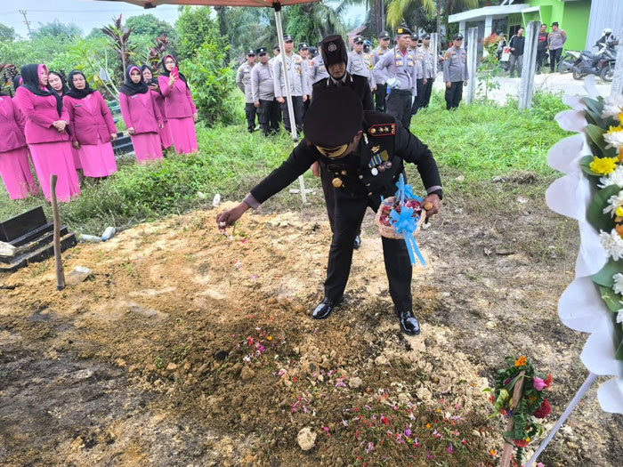 Kapolres Inhil AKBP Farouk Oktora SIK pimpin upacara dan menabur bunga di pemakaman Kasi Humas, AKP Sukirul di Kelurahan Karya Indah, Kabupaten Kampar, Kamis (11/12/2025).