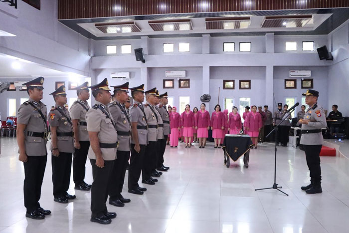 Kapolres Rohil AKBP Isa Imam Syahroni memimpin sertijab pejabat utama dan sejumlah kapolsek di Mapolres Rohil di Ujung Tanjung, Kamis (11/12/2025).