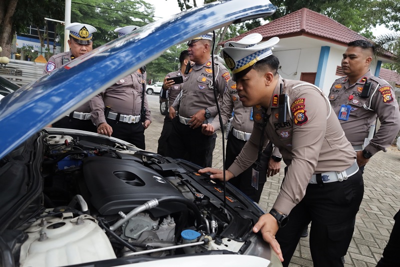 Kasatlantas Polresta Pekanbaru AKP Satrio BW Wicaksana melakukan pengecekan kendaraan dinas untuk patroli dalam rangka persiapan pengamanan Operasi Lilin Tahun 2025, Kamis (11/12/2025).