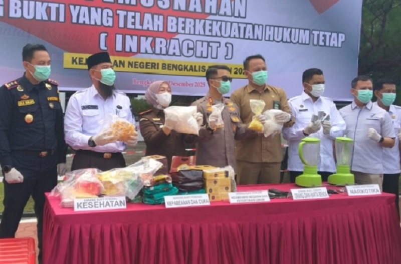 Kejari Bengkalis memusnahkan ratusan barang bukti perkara yang sudah inkracht di halaman Kejari Bengkalis, Rabun(10/12/2025).