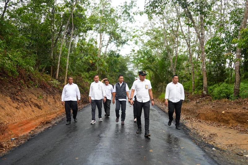 Kasi Datun Kejari Kuansing, Raden Muhammad Sandy SH MH melakukan peninjauan pembangunan jalan yang dilakukan Dinas PUPR dan Dinas Perkim Kuansing, Rabu (10/12/2025) siang.