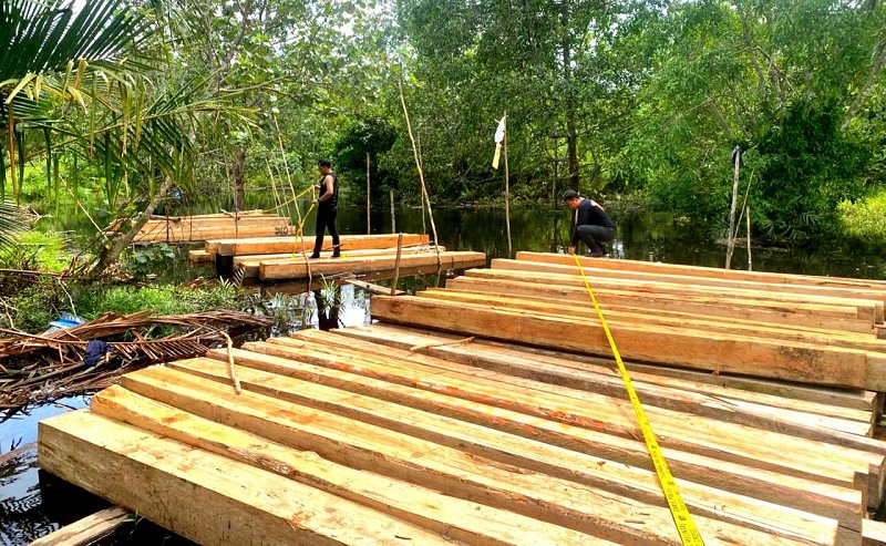 Barang bukti kayu olahan hasil dari pembalakan liar yang dilakukan oleh tersangka di Sungai Pertas, Desa Tanjung Darul Takzim, Kecamatan Tebingtinggi Barat, Senin (8/12/2025) lalu.
