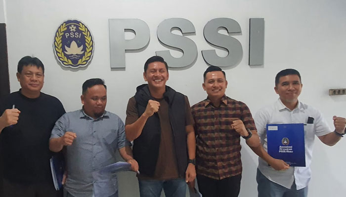 Ketua PSSI Siak Romy Lesmana Dermawan, Ketua PSSI Pelalawan Wazir Syah, dan Ketua PSSI Inhu Dadik Supiyanto foto bersama Ketua PSSI Riau Edward Riansyah (tengah) didampingi Sekretaris Agus Samsir