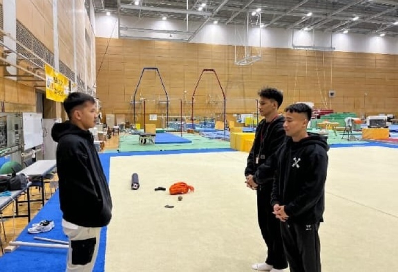 Pesenam Riau yang membela Indonesia di SEA Games M Aprizal (kanan) dan Abiyu Rafi mendapatkan arahan dari pelatih M Try Saputra (kiri) saat latihan.