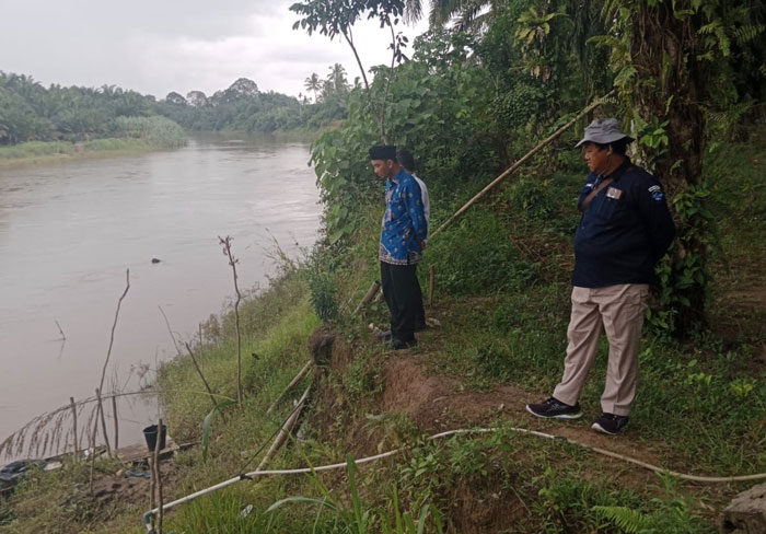 Tim LKKPN Pekanbaru dan Plt Kepala DKPP Rohul Zulfikar SP (batik biru) turun ke sejumlah dusun di Kecamatan Rambah Hilir lakukan Pulbaket terkait munculnya lumba-lumba di aliran Sungai Batang Lubuh