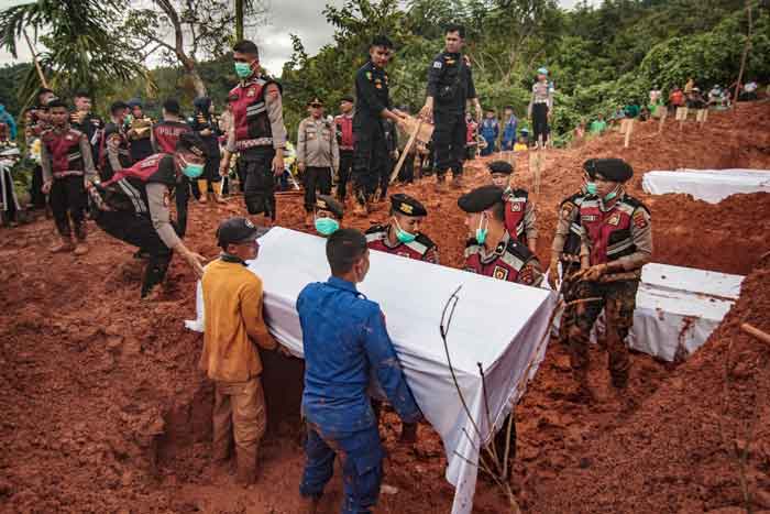 Polisi melakukan penguburan massal korban banjir yang tidak dikenal di Pemakaman Umum Bungus, Padang, Sumatera Barat, Rabu (10/12/2025).