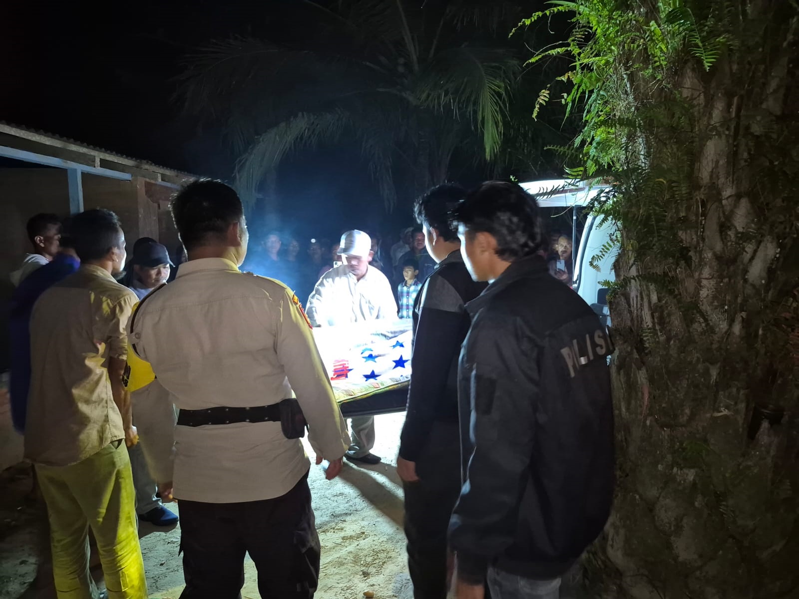 Korban serangan buaya, Darmen, saat dievakuasi pihak medis di wilayah Kepenghuluan Labuhan Papan, Kecamatan Tanah Putih Tanjung Melawan, Rokan Hilir, Rabu  (10/12/2025).