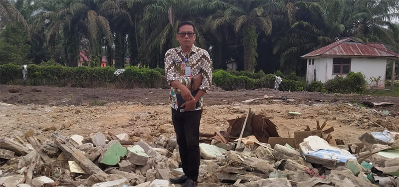 Camat Logas Tanah Darat, Syahferi SPd MM meninjau lahan pembangunan KDKMP Desa Kuantan Sako, Kamis (11/12/2025).