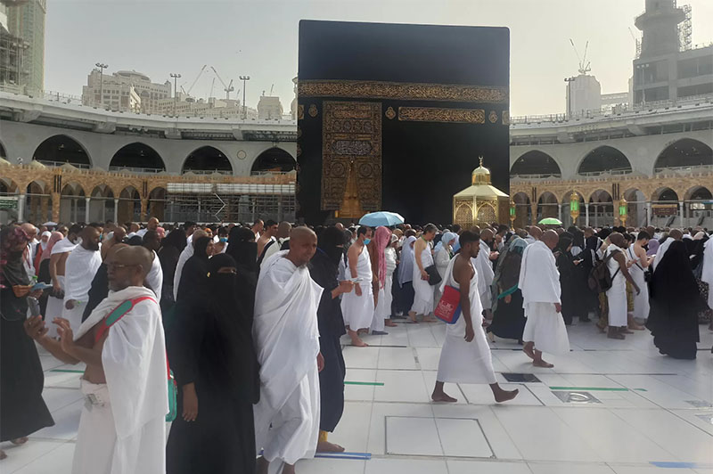 Jamaah melaksanakan tawaf di Masjidil Haram, Makkah. Kini di Indonesia, anak usia minimal 13 tahun boleh melaksanakan haji.