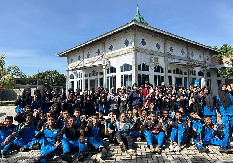 Ratusan siswa MAN 3 Pekanbaru usai membersihkan masjid