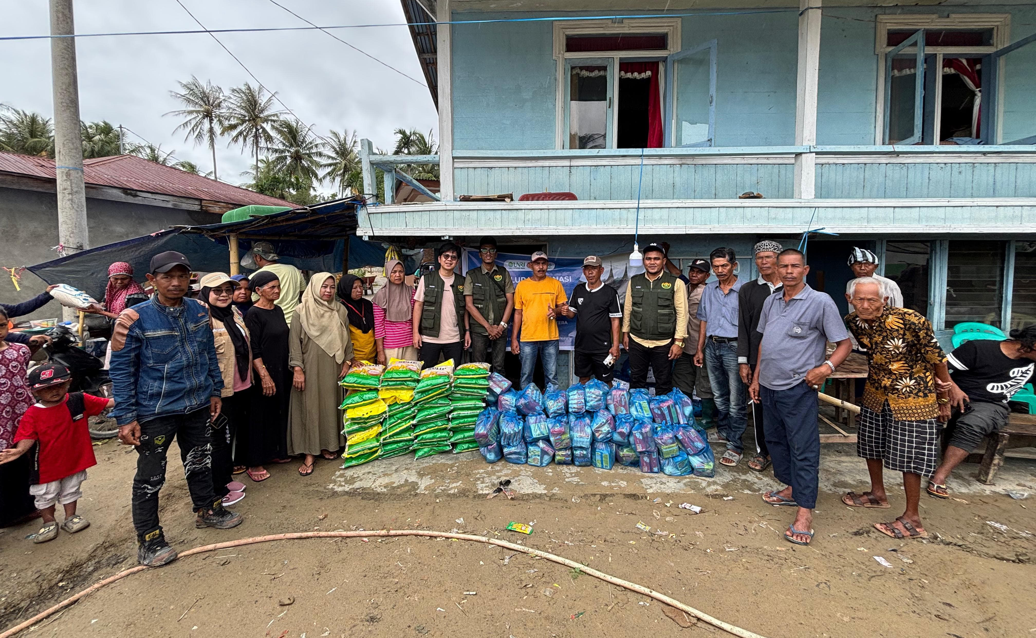 Tim IKA Sosiologi FISIP Universitas Riau foto bersama di Posko Bantuan Bencana Alam Nagari Guguak Malalo, Kecamatan Batipuh Selatan, Kabupaten Tanah Datar, Sumatera Barat.