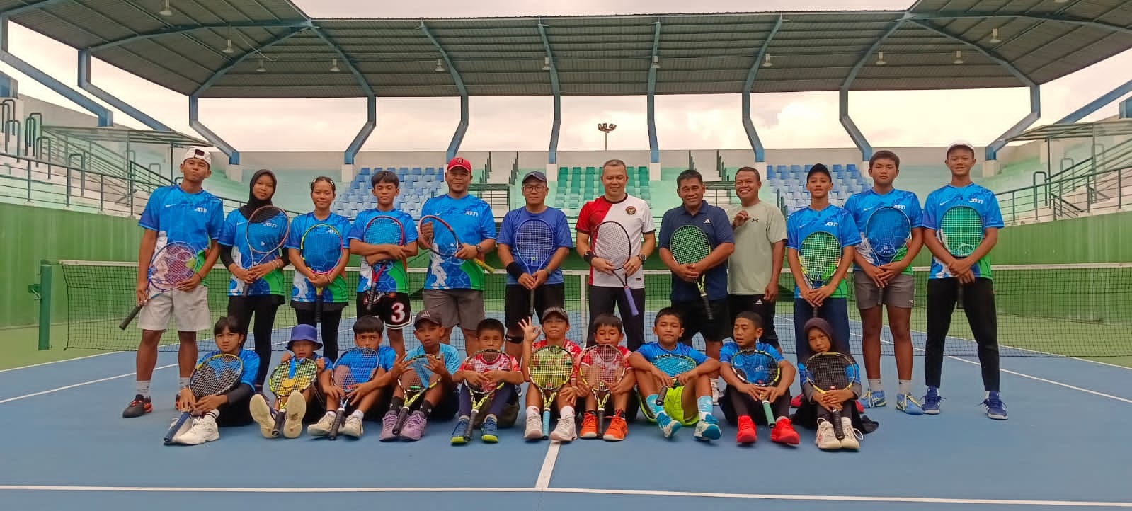 Para pemain ATN PTPN IV Regional III foto bersama saat mengikuti Kejurnas Tenis Junior di Sawahlunto, beberapa waktu lalu.