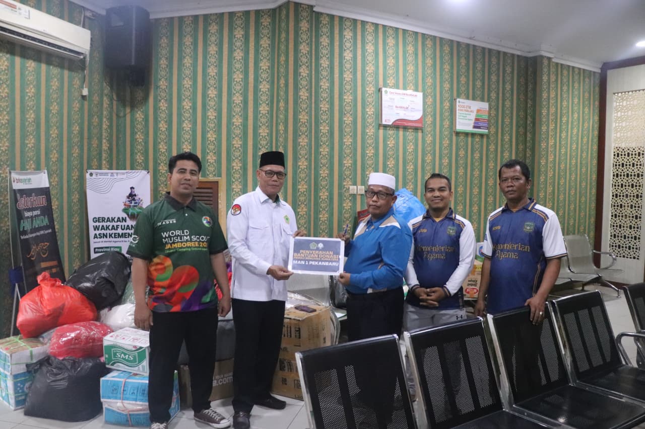 Perwakilan MAN 1 Pekanbaru saat menyerahkan bantuan bencana Sumatera kepada Kemenag Kota Pekanbaru, Senin (8/12/2025).