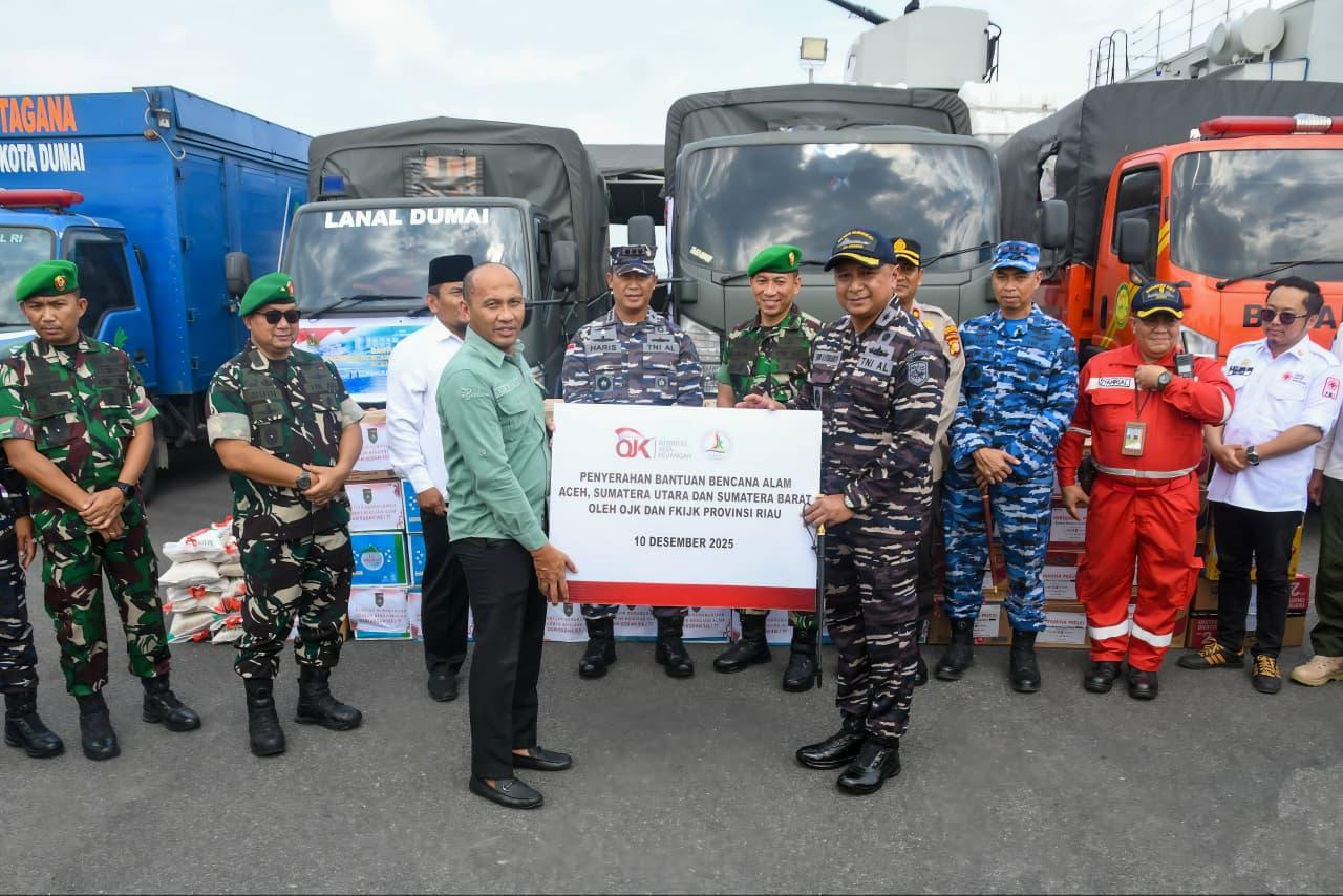 Penyerahan bantuan bencana alam Aceh, sumatera Barat dan Sumatera Utara  oleh OJK dan FKIJK Provinsi Riau