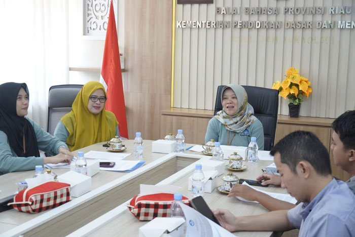 Kepala Balai Bahasa Provinsi Riau Dr Umi Kulsum (paling kanan) didampingi Yeni Maulina (tengah) dan Adeliani Hafsar (paling kiri) saat menjelaskan pencapaian kinerja 2025 kepada wartawan di Pekanbaru