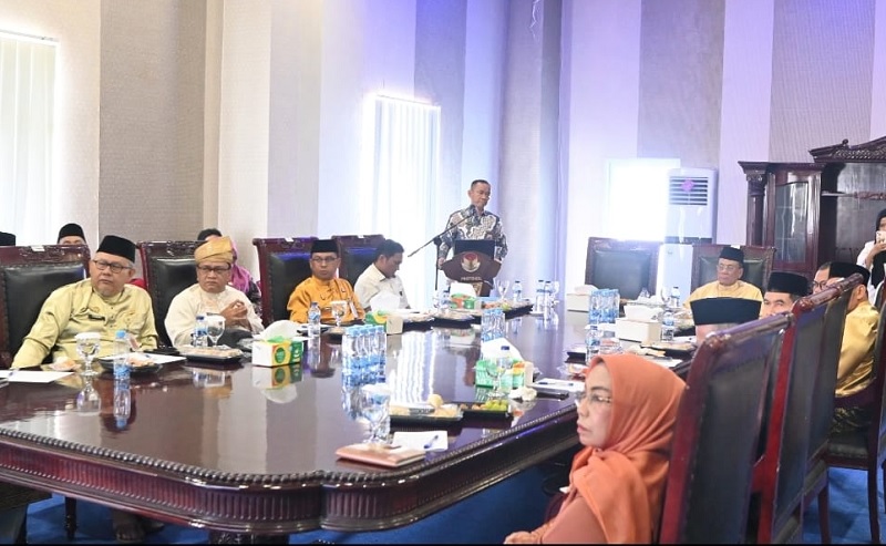Bupati Rohil H Bistamam bersama sejumlah kepala OPD dan pihak-pihak terkait saat mengikuti work executive yang diinisiasi Inspektorat Rohil di Bagansiapiapi, Jumat (12/12/2025).