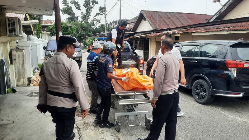 Petugas melakukan evakuasi terhadap jenazah korban yang diduga gantung diri dalam sebuah gudang barang bekas elektronik di Jalan Bambu Kuning, Kelurahan Bambu Kuning, Kecamatan Tenayan Raya, Kamis.
