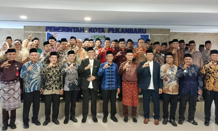Wali Kota Pekanbaru, Agung Nugroho foto bersama pengurus ICMI Pekanbaru, Jumat (12/12/2025).