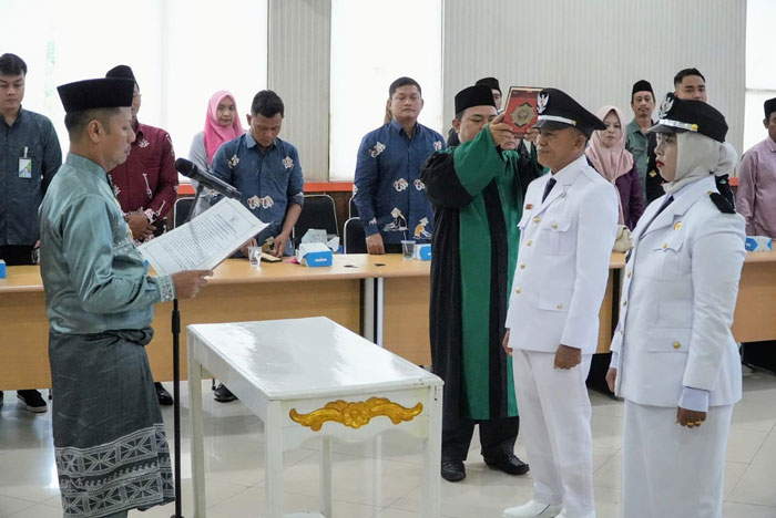 Wabup H Muklisin melantik Dua orang Pj Kades, Jumat (12/12/2025) di ruang multimedia kantor Bupati Kuansing.