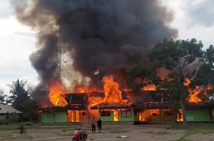 Api tampak membesar dan melahap seluruh bagian Kantor Camat Enok, Kabupaten Indragiri Hilir, Jumat (12/12/2025).