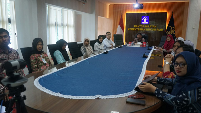 Pejabat dan ASN bidang pelayanan Kanwil Kemenkum Riau megikuti secara virtual Sosialisasi PermenPAN-RB Nomor 5 Tahun 2025 pada Kamis (11/12/2025).