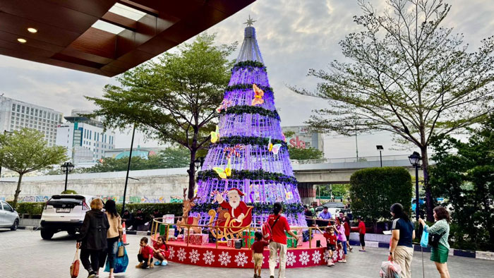 Menyambut Natal dan Tahun Baru 2026 Living World Pekanbaru menampilkan pohon natal raksasa, Jumat (12/12/2025).