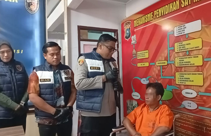 Kapolres Kampar AKBP Boby Putra Ramadhan didampingi Kasat Reskrim AKP Gian Wiatma Jonimandala saat konferensi pers penangkapan pelaku pembunuhan di Mapolres Kampar, Jumat (12/12/2025).