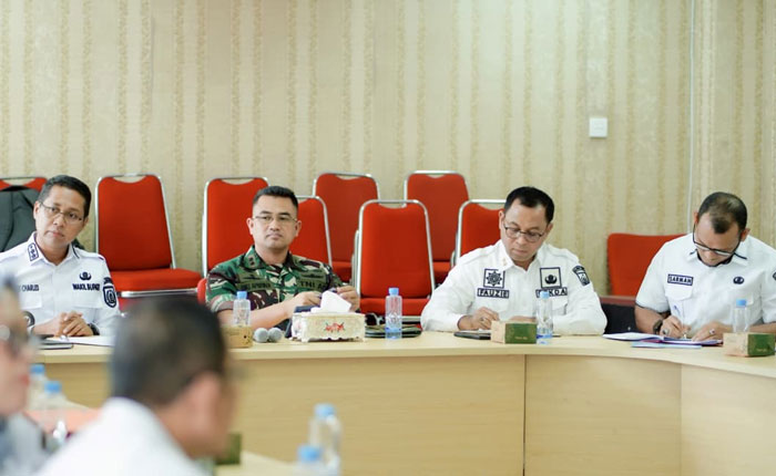 Dandim 0321/Rohil Letkol Inf Didi Apriyadi bersama Wabup Jhony Charles dan para kepala OPD saat rapat evaluasi percepatan pembangunan KDMP di Bagansiapiapi.