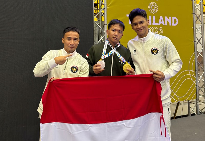 Pesenam Riau Abiyu Rafi, M Aprizal, dan Muhammad Try Saputra foto bersama usai penyerahan medali emas di Bangkok Chonburi Songkhla, Jumat (12/12/2025).