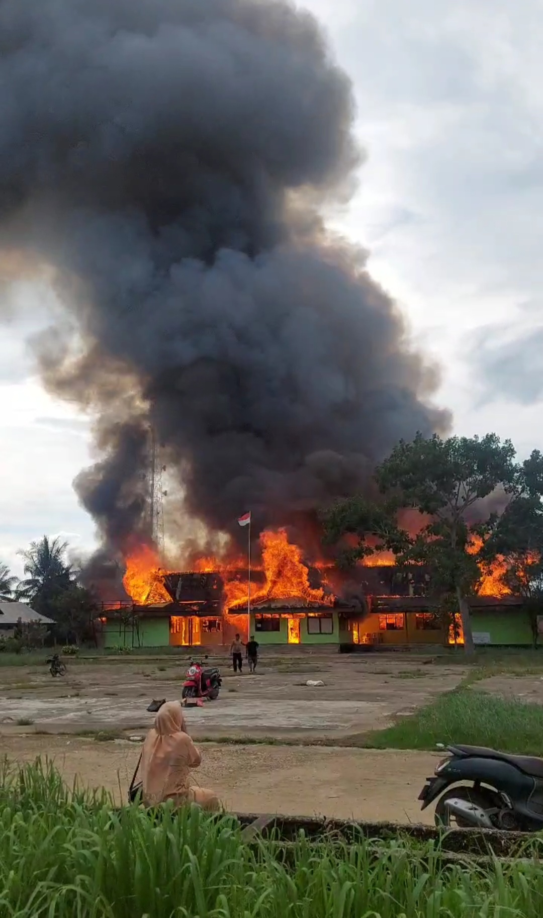 Api tampak membesar membakar seluruh bagian Kantor Camat Enok, Kabupaten Indragiri Hilir, Jumat (12/12/2025).