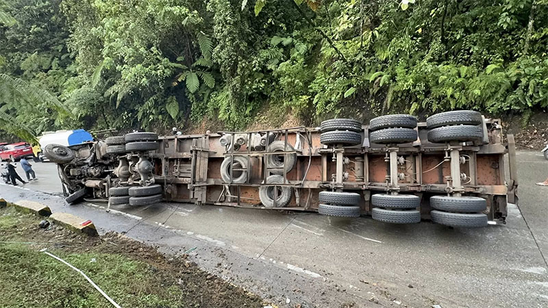 Truk roda 22 terbalik di Sitinjau Lauik sebabkan kemacetan parah jalur Padang-Solok, Jumat (12/12/2025) malam.