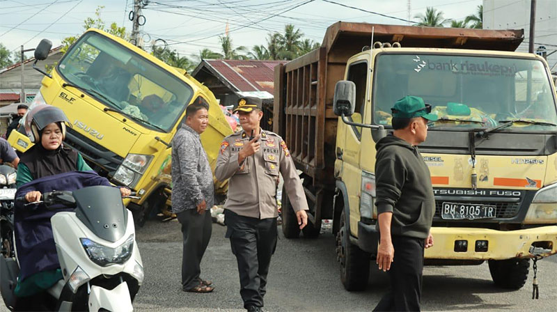 Bupati Asmar bersama jajaran dan kepolisian memantau situasi di lokasi kejadian Simpang Tiga Jalan Utama Alahair, Kecamatan Tebingtinggi Barat, Sabtu (13/12/2025).
