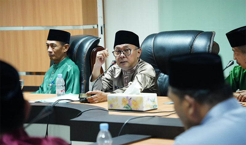 Sekda Bengkalis Ersan Saputra memimpin rapat pembahasan penanganan tenaga non ASN non database BKN, Jumat (12/12//2025) sore.