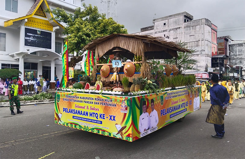 Penampilan DKPP Rohil berupa miniator pondok beratap rumbia, dilengkapi berbagai hasil alam yang ada di bumi Rohil, Sabtu (13/12/2025).