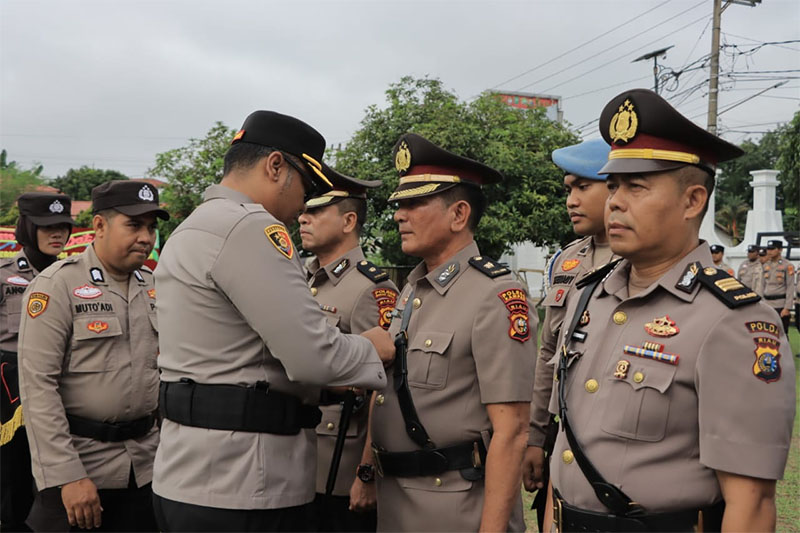 Kapolres Kampar AKBP Boby Putra Ramadhan S memimpin upacara Sertijab Kabag Ops, Kabag Log, Kasat Samapta, dan Kasat Binmas, Sabtu (13/12/2025).