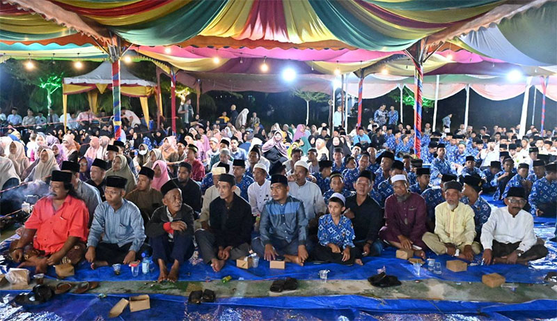 Ratusan jamaah memadati Pendopo PKMJ Desa Wonosari menghadiri tabligh akbar bersama ulama asal Jawa KH Anwar Zahid, Jumat (12/12/2025) malam.