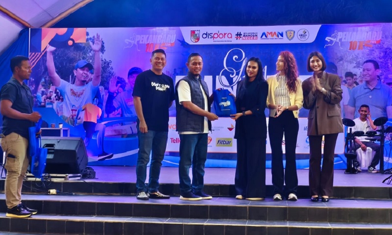 Wako Pekanbaru Agung Nugroho didampingi Ketua Panitia Pekanbaru 10K Edward Riansyah secara simbolis memberikan race pack pada pelari nasional Momo Moriska, Debora dan Gracia dalam Gala Dinner, Sabtu.