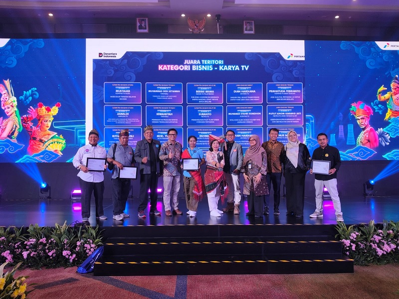 Para pemenang AJP Teritori Sumbagteng foto bersama jajaran perwakilan PHR usai menerima anugerah di balroom Grha Pertamina Jakarta, Jumat (12/12/2025).