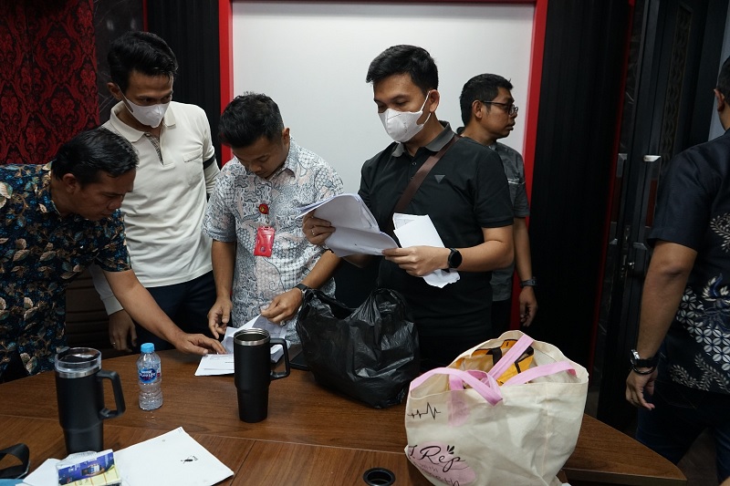 Tim dari Pidsus Kejari Pekanbaru melakukan penggeledahan di Kantor DPRD Pekanbaru, Jumat (13/12/2025).